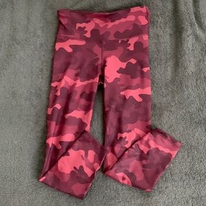 GapFit Powermove High Rise Crop Leggings Red Camo